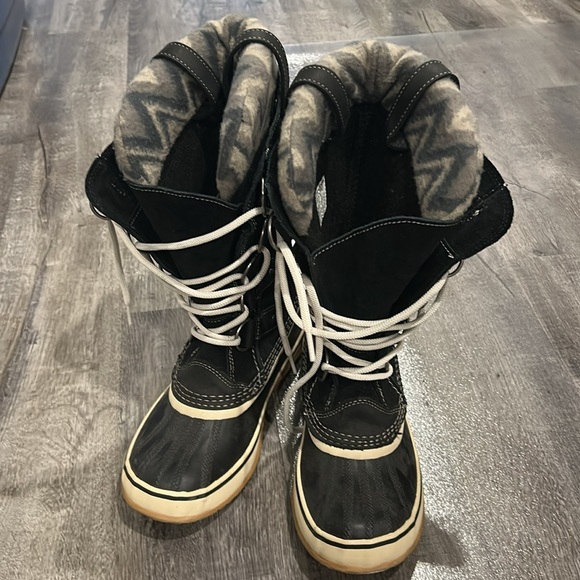 Sorel Joan of Arctic boot with chevron fleece trim - Picture 3 of 9